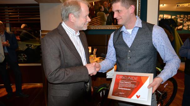 <p>Thomas Gritten (rechts) überreicht seinem Vorgänger Rainer Thiemann eine Urkunde, die ihn zum ersten Ehrenpräsidenten der Fördergemeinschaft macht.</p>