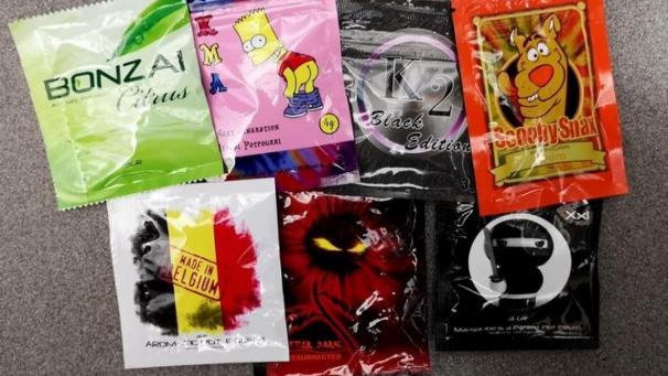 <p>In solchen bunten und harmlos aussehenden Tütchen befinden sich die lebensgefährlichen Drogen mit dem Namen „Legal Highs“.</p>