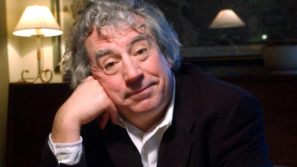 <p>Der britische Monty-Python-Komiker Terry Jones sitzt in seinem Haus an einem Tisch. Terry Jones ist tot.</p>