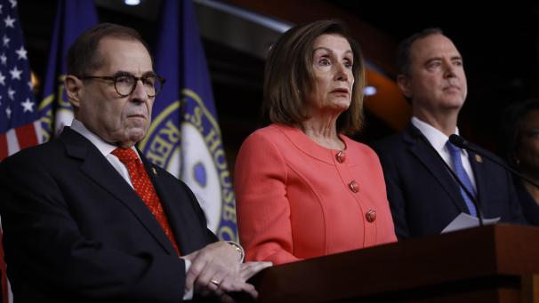 <p>Nancy Pelosi (M.), Sprecherin des US-Repräsentantenhauses, äußert sich zusammen mit Jerry Nadler (l.), Vorsitzender des Justizausschusses und Adam Schiff, Vorsitzender des Geheimdienstausschusses im Repräsentantenhaus, zu den weiteren Schritten im Amtsenthebungsverfahren gegen US-Präsident Trump.</p>