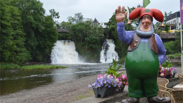 <p>Der Freizeitpark Plopsa Coo befindet sich am Fuße der Wasserfälle.</p>