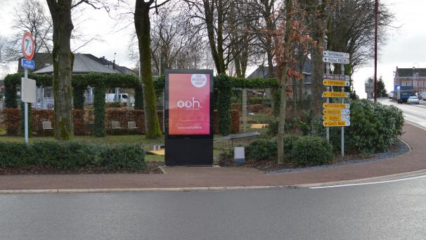 <p>Seit vergangener Woche steht dieser Werbeträger am Bütgenbacher Marktplatz.</p>