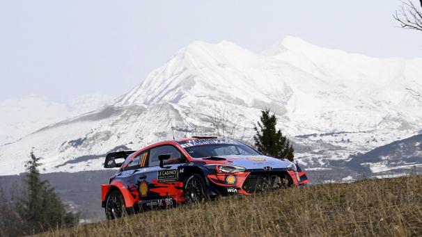 <p>Thierry Neuville (Hyundai) am Mittwoch beim Shakedown der Rallye Monte vor der Kulisse der verschneiten Hochalpen in Südfrankreich</p>
