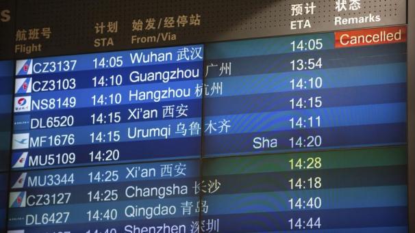 <p>Peking: Eine Anzeigetafel am international Flughafen weist auf einen gestrichenen Flug aus Wuhan hin.</p>