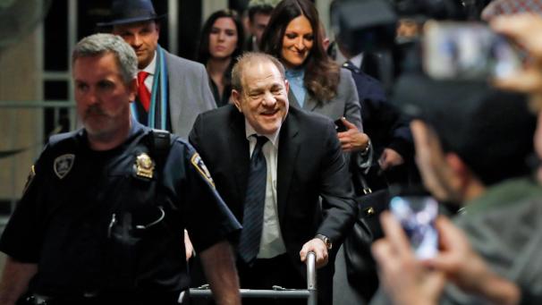 <p>Harvey Weinstein verlässt das Gerichtsgebäude. Im Vergewaltigungsprozess gegen den früheren Hollywood-Mogul Weinstein haben sich Anklage und Verteidigung in ihren Eröffnungsplädoyers einen harten Schlagabtausch geliefert.</p>