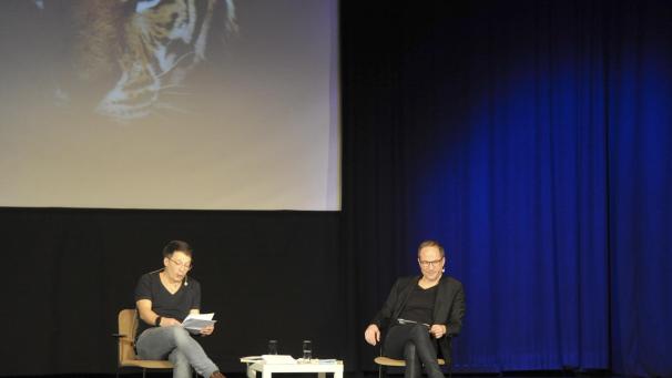 <p>Die Erfolgsautoren Maxim Leo und Jochen Gutsch standen am Mittwoch im Eupener Jünglingshaus auf der Bühne.</p>