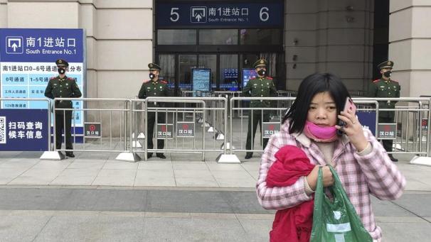 <p>Eine Frau telefoniert während paramilitärische Polizei an einem Eingang des geschlossenen Bahnhofs Hankou in Wuhan steht. Die chinesische Regierung hat die besonders schwer von der durch den Coronavirus ausgelösten neuen Lungenkrankheit betroffene Millionenmetropole Wuhan praktisch abgeriegelt.</p>