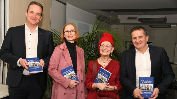 <p>Dieses Bild zeigt von links Ministerpräsident Oliver Paasch (ProDG), die neue GEV-Leiterin Carolin Schulzen, Autorin Gerlinda Swillen und Grenz<br />
Echo-Geschäftsführer Olivier Verdin. Foto: Ralf Schaus</p>