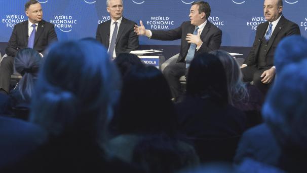<p>Polens Präsident Andrzej Duda, NATO-Generalsekretär Jens Stoltenberg, Vincenzo Amendola (Minister für europäische Angelegenheiten von Italien) und Mevlut Cavusoglu, Außenminister der Türkei, während des Weltwirtschaftsforums (WEF). Das 50. Jahrestreffen dauert noch bis heute.</p>