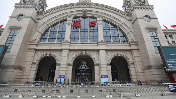 <p>Barrikaden versperren den Zugang zum geschlossenen Bahnhof Hankou in der zentralchinesischen Provinz Hubei.</p>