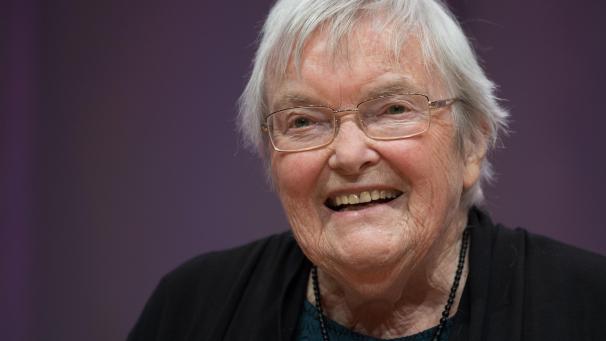 <p>Die Autorin Gudrun Pausewang bei der Verleihung des Deutschen Jugendliteraturpreises 2017 auf der Buchmesse.</p>