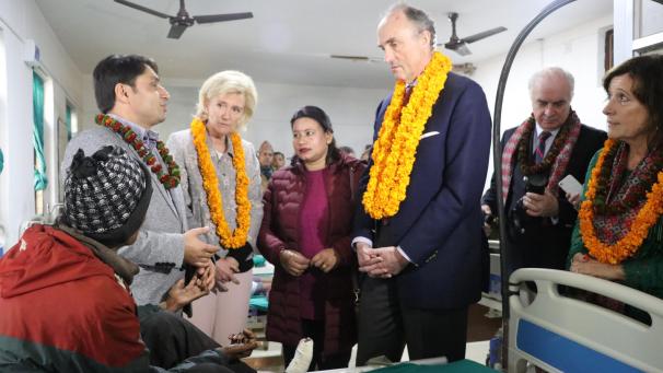 <p>Prinzessin Astrid (2.v.l.) und Prinz Lorenz (3.v.r.) bei einem Besuch im Krankenhaus in Kawasoti, Nepal, am Mittwoch.</p>