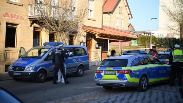 <p>Nach Schüssen in Rot am See im Nordosten Baden-Württembergs stehen Polizeiautos an einem Haus. Hier sollen mehrere Menschen getötet worden sein.</p>