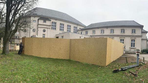 <p>Neues Kurhaus: An der Rückseite des Gebäudes haben Mitarbeiter einer Fachfirma damit begonnen, einen Bauzaun zu errichten.</p>