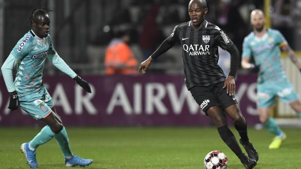<p>Knowlegde Musona (r.), hier gegen den früheren AS-Spieler Mamadou Fall, dürfte in der Startelf stehen.</p>