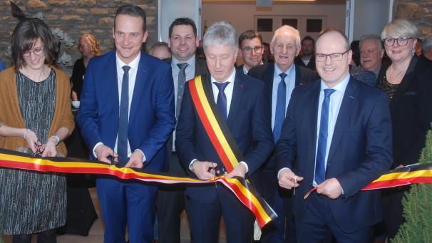 <p>Offizielle Banddurchschneidung: v.l.n.r. Generaldirektorin Julia Keifens, Ministerpräsident Oliver Paasch, Schöffe Michael Schmitt, Bürgermeister Friedhelm Wirtz, Ex-Schöffe Willy Heinzius und die Schöffen Wolfgang Reuter und Viviane Scharres-Jost.</p>