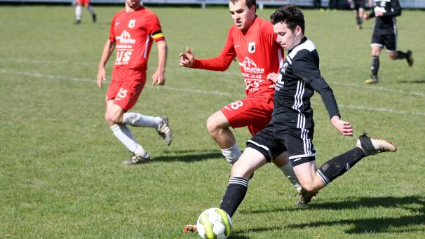 <p>Schuss ins Glück: Mit seinem Doppelpack zum 3:2 gegen Goé (Foto) bescherte Laurent Lambertz dem KFC Rocherath im Saisonfinale den Aufstieg in die 2. Provinzklasse.</p>