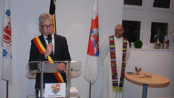 <p>Bürrgermeister Friedhelm Wirtz bekräftigte in seiner Ansprache, dass die 2,5 Millionen Euro für das Rathaus aus seiner Sicht sehr gut angelegtes Geld seien. Rechts erkennt man Pastor Albert Brodel, der die feierliche Einweihung des Gebäudes vornahm.</p>