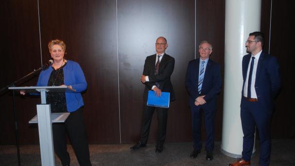 <p>Neujahrsempfang der Klinik St. Josef: In Sachen Fusion der beiden DG-Krankenhäuser richtete die geschäftsführende Direktorin der Klinik St. Josef, Ingrid Mertes (links), eine deutliche Botschaft an Gesundheitsminister Antonios Antoniadis (SP, rechts). In der Bildmitte erkennt man den diensttuenden ärztlichen Direktor der Klinik, Dr. Erik Hahnloser, und Verwaltungsratspräsident Christian Krings.</p>
