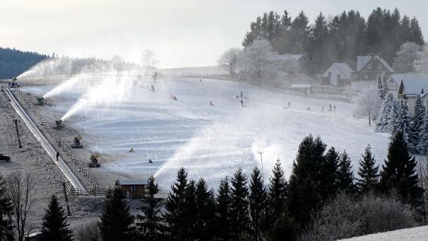 <p>Im Sauerland sind die Schneekanonen während der kalten Nächte auf Hochtouren gelaufen.</p>
