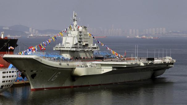 <p>Der chinesische Flugzeugträger „Liaoning“ am Kai in der chinesischen Hafenstadt Dalian. China produziert mehr Rüstungsgüter als jedes andere Land der Erde außer den USA - zu dieser Einschätzung kommt das Friedensforschungsinstitut Sipri.</p>