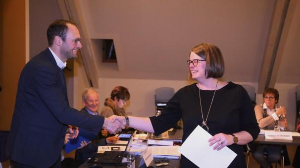 <p>Bürgermeister Jean-Paul Bastin konnte ein neues Stadtratsmitglied begrüßen: Nathalie Parmantier rückte für Danielle Marenne, der sein Mandat zur Verfügung gestellt hatte.</p>