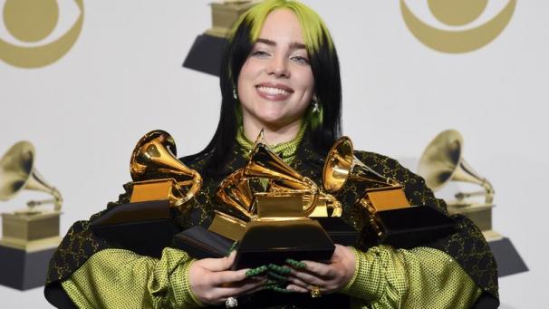 <p>US-amerikanische Singer-Songwriterin Billie Eilish hält im Presseraum ihre Auszeichnungen für das beste Album und das beste Pop-Gesangsalbum für „We All Fall Asleep, Where Do We Go?“, dem besten Song und der besten Platte für „Bad Guy“ und dem besten neuen Künstler in den Händen.</p>