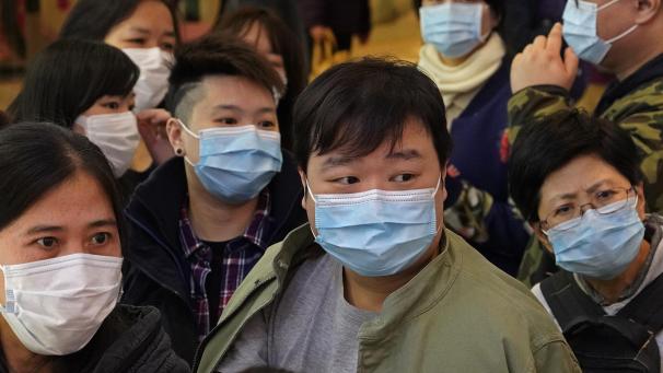 <p>Menschen stehen vor einem Geschäft, um Atemschutzmasken zu kaufen. Angesichts der starken Ausbreitung der neuen Lungenkrankheit hat China seine Maßnahmen am Wochenende deutlich verschärft.</p>