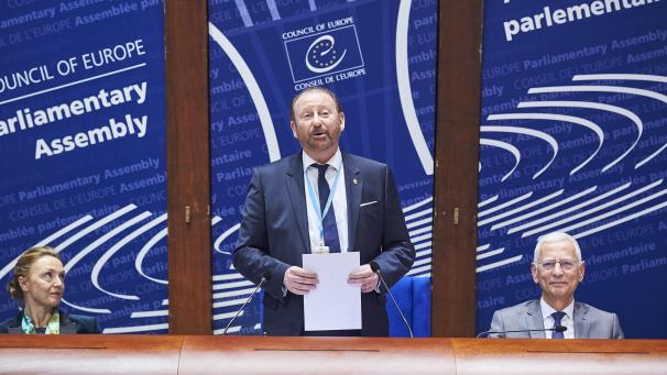 <p>Rik Daems (Mitte) steht der Europarats-Versammlung vor.</p>
