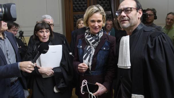 <p>Grund zum Jubeln für Delphine Boël (Mitte): Laut DNA-Fest ist König Albert II. ihr leiblicher Vater.</p>