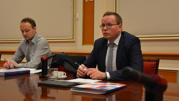 <p>Gemeinschaftssenator Alexander Miesen (r.) und sein Referent Tim Krott.</p>