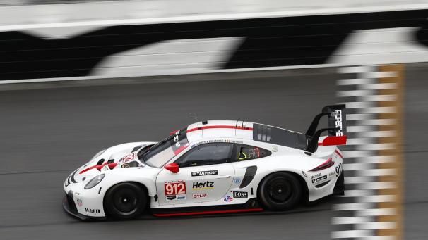 <p>Laurens Vanthoor im Werks-Porsche auf der berühmten Ovalstrecke in Daytona (Florida).</p>
