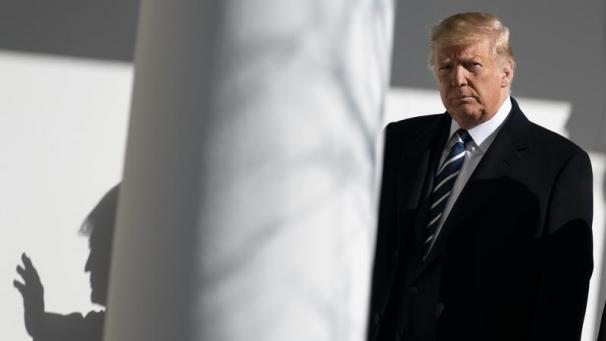 <p>Donald Trump, Präsident der USA, geht zu einem gemeinsamen Treffen mit Israels Ministerpräsident Netanjahu ins Oval Office des Weißen Hauses.</p>