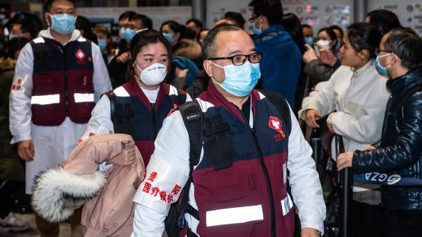<p>Mitglieder eines medizinischen Teams bereiten sich auf die Abreise nach Wuhan vor. Die Ansteckung mit dem neuartigen Coronavirus hat inzwischen mehr als 100 Menschen in China das Leben gekostet.</p>
