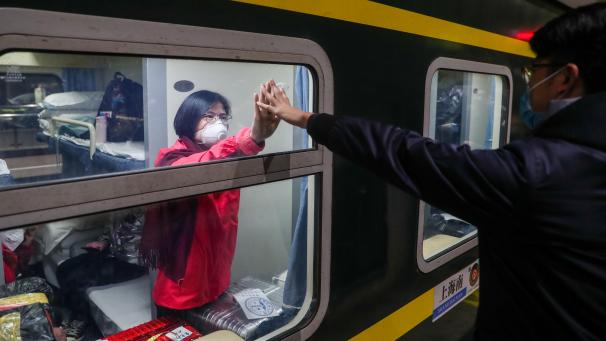 <p>Eine Krankenschwester aus dem Zentralkrankenhaus des Fengxian-Distrikts von Shanghai, verabschiedet sich von ihrem Ehemann, bevor sie am Südbahnhof im ostchinesischen Shanghai nach Wuhan abreist.</p>