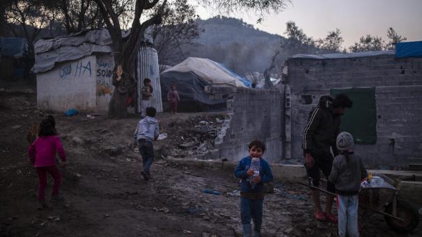 <p>Kinder spielen in einem provisorischen Lager neben dem Lager in Moria. Die Lager auf den Inseln Lesbos, Samos, Chios, Kos und Leros sind völlig überfüllt, und die Atmosphäre ist entsprechend verzweifelt und aufgeheizt.</p>