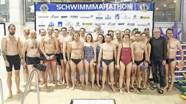 <p>Der Triathlon Club Eupen, mit der Schwimmschule St.Vith und Sven Cloth einer der drei Paten der Jubiläumsausgabe des Schwimmmarathons, sorgte am Montagabend für ein ordentliches Startkapital: 7.120 Längen spulten die Triathleten im Wetzlarbad herunter.</p>