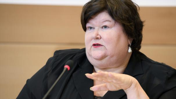 <p>Maggie De Block verteidigte abermals die Studie des KCE über die Schließung von 17 Entbindungsstationen.</p>