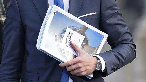<p>Informator Bouchez mit dem Abschlussbericht auf dem Weg zum Palais. Aber noch sind er und sein Kollege Coens nicht von ihrem Auftrag entbunden.</p>