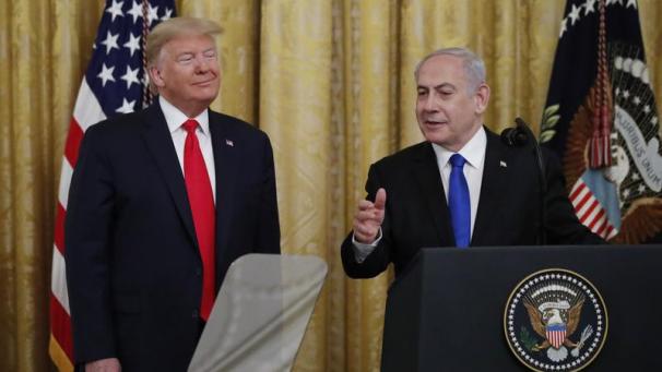 <p>Donald Trump (l.), Präsident der USA, und Benjamin Netanjahu, Ministerpräsident von Israel, sprechen während einer Veranstaltung im Ostsaal des Weißen Hauses.</p>