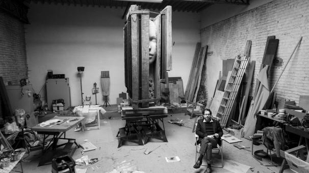 <p>Der Künstler Mark Manders schafft künstliche, imaginäre Räume. Er betitelt sie als Selbstporträt.</p>