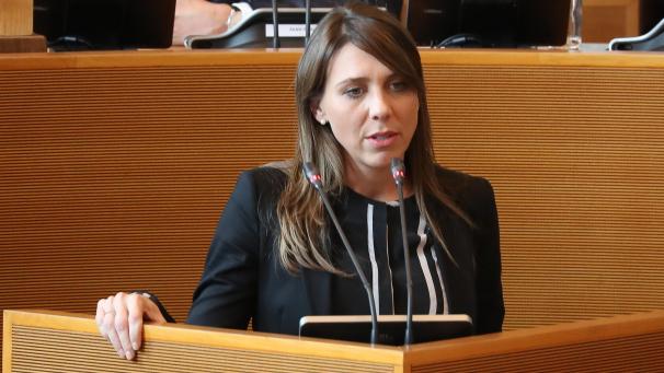 <p>Christine Mauel im Regionalparlament</p>