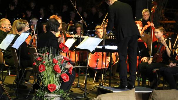 <p>Simen Van Meensel auf dem Dirigentenpodest: Der 22-jährige Student ist die treibende Kraft hinter Eastbelgica.</p>