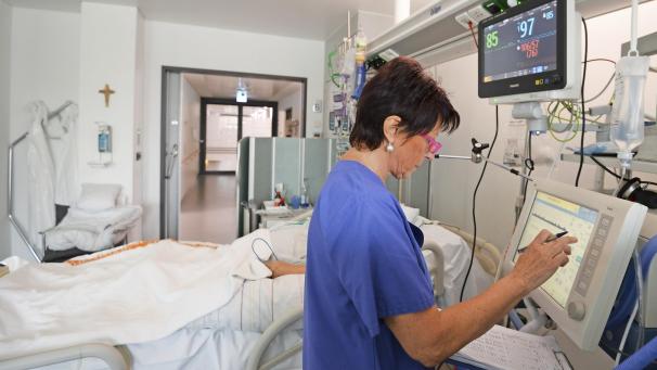 <p>Krankenpfleger müssen heutzutage auch fortschrittliche Techniken und komplexe Behandlungen beherrschen.</p>