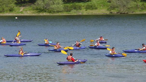 <p>Auch der Bütgenbacher See gehört zu den 88 Lieblingsplätzen in Eifel und Ardennen. Weder im Sommer noch im Winter gibt es hier Langeweile, sagen die Autoren.</p>