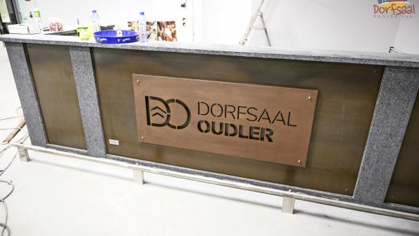 <p>Das Logo der VoG ziert die neue Theke.</p>