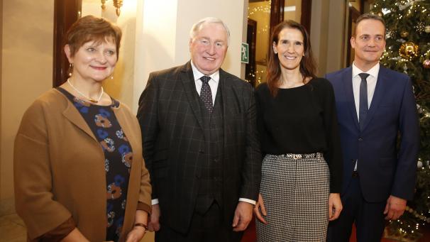 <p>Dieses Bild entstand beim Festakt im Senat: Senatspräsidentin Sabine Laruelle, PDG-Präsident Karl-Heinz Lambertz, Premierministerin Sophie Wilmès und DG-Ministerpräsident Oliver Paasch (von links) sind darauf zu sehen.</p>