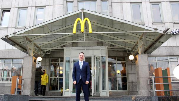 <p>Der Chef von McDonald's in Russland, Marc Carena, steht vor einer Filiale in Moskau. Die erste Filiale Russlands wurde noch zu Zeiten der Sowjetunion am 31. Januar 1990 am Moskauer Puschkin-Platz eröffnet.</p>