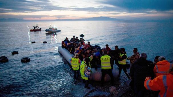 <p>Flüchtlinge kommen in einem Schlauchboot aus der Türkei auf der griechischen Insel Lesbos in der Nähe der Hafenstadt Mitilini an. Die Regierung in Athen will mit Kunststoffbarrieren Migranten daran hindern, aus der Türkei zu den griechischen Inseln überzusetzen.</p>
