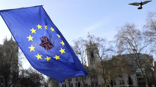<p>Ein Anti-Brexit-Aktivist schwenkt vor dem britischen Parlament eine EU-Flagge, die mit einem Sticker der Flagge des Vereinigten Königreichs beklebt wurde.</p>